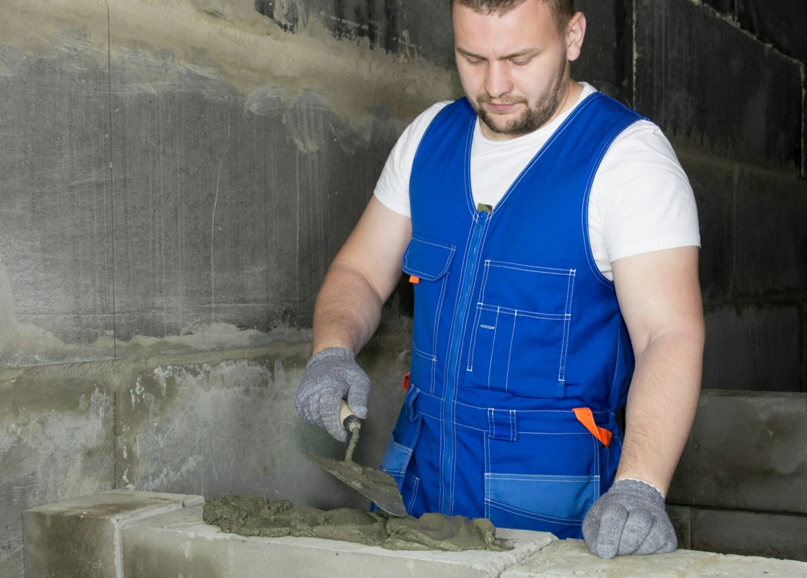 Handwerker bei Elektroinstallationsarbeiten